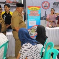 Bupati Kuningan saat meninjau Mini Job Fair SMK Pertiwi.